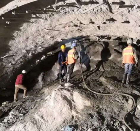 台江隧道拱顶带模注浆料，微膨胀注浆料的特点及施工工艺